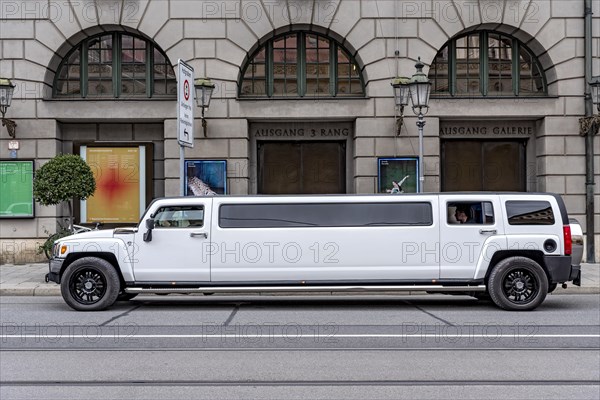 SUV lobster H3 as stretch limousine at the National Theatre