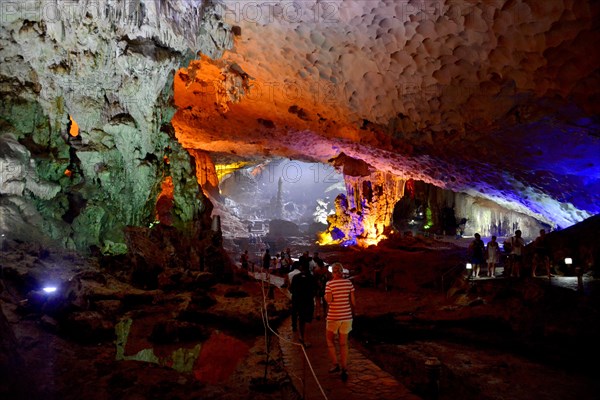 Hang Sung Sot Cave