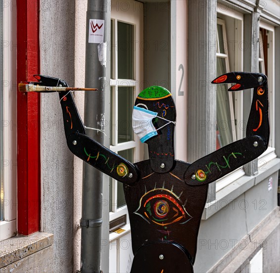 Design of a wooden figure with mouth guard at the Lahnwanderweg in Limburg