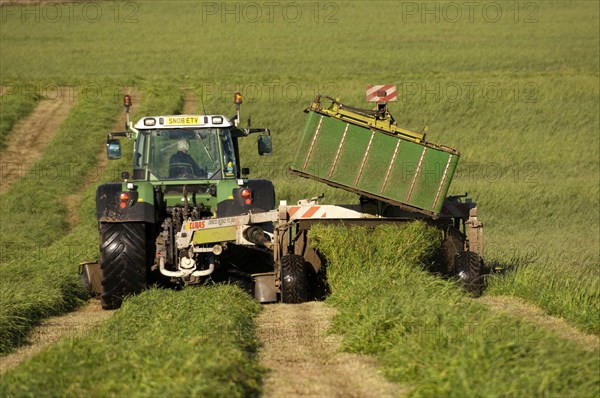 Second cut mowing with front and rear mounted mower conditioners on Fendt tractor