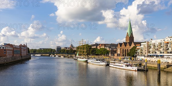 Excursion boats and sailing ship Alexander von Humboldt at the Martinian jetty