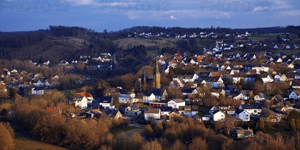 Der Ortsteil Allagen im Abendlicht