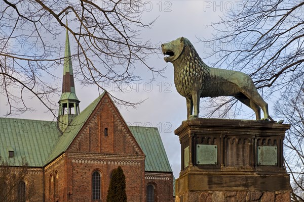 Ratzeburger Dom mit Standbild Braunschweiger Loewe