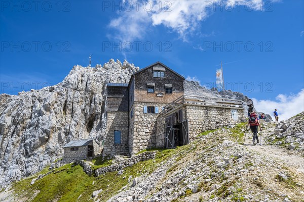 Hikers climbing to the Meilerhuette