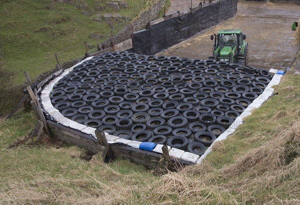 Silage tongs covered with car tyres