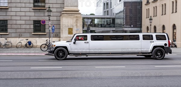 SUV lobster H3 as stretch limousine at the National Theatre