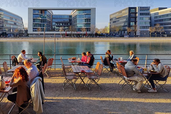 Menschen in der Aussengastronomie am Innenhafen