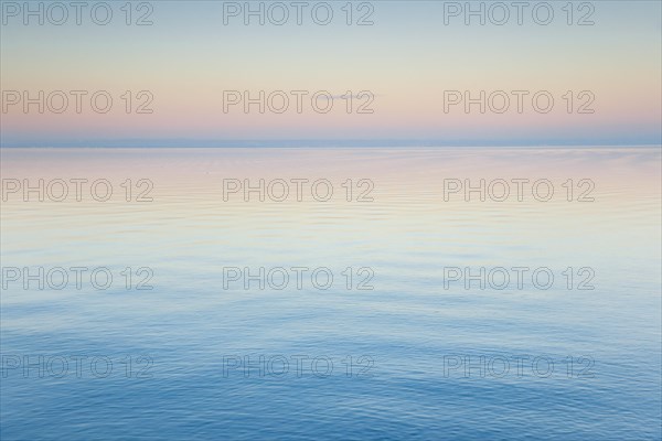 Abendstimmung ueber dem Bodensee Aussicht von Arbon im Kanton Thurgau