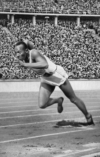 Jesse Owens at the start of the 200 m