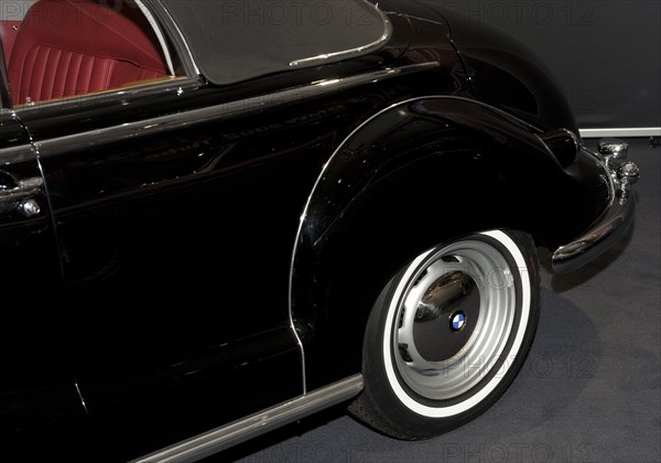 Whitewall tyres and mudguards