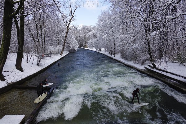 Surfers at the Eisbach wave below Prinzregentenstrasse