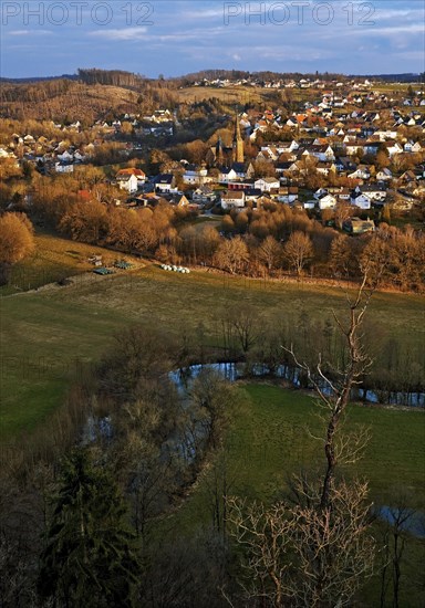 Der Fluss Moehne im Tal mit dem Ortsteil Allagen im Abendlicht