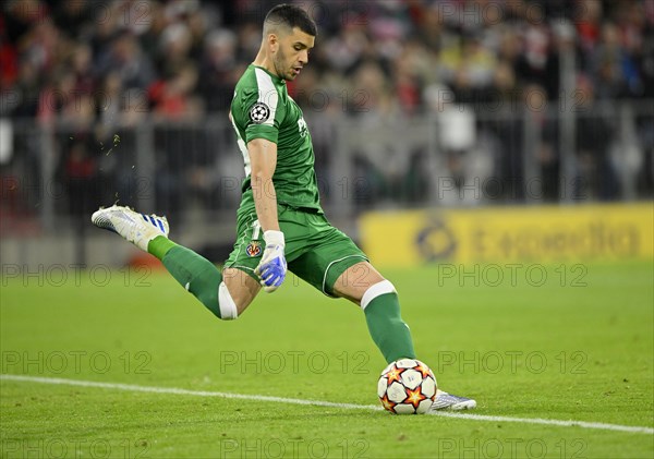 Torwart Geronimo Rulli FC Villarreal beim Abstoss