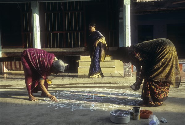 Brahmin women drawing a kolam at Sundarapandyapuram