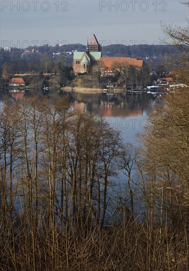 Schoene Aussicht auf Ratzeburg mit dem Domsee und dem Dom