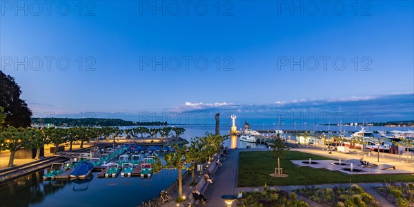 Hafen mit der Imperia am Abend