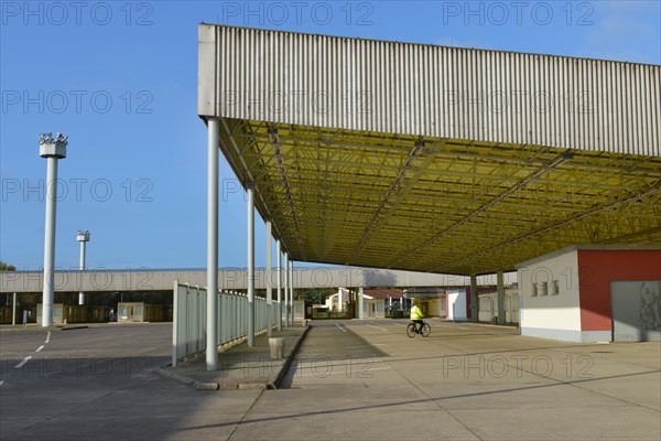 Customs checkpoint car entry