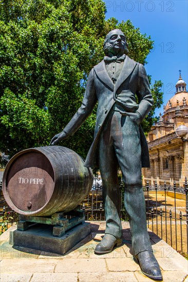 Monument to bodega founder Tio Pepe in front of cathedral