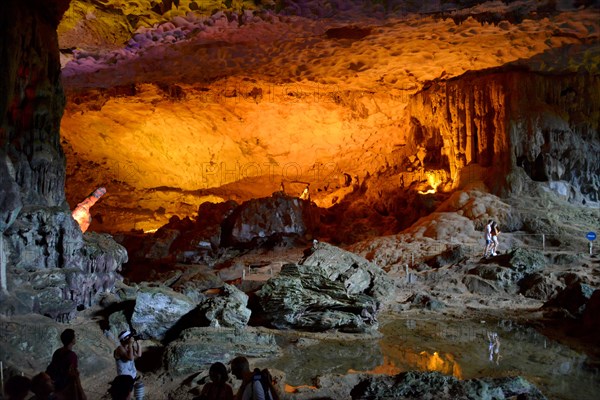 Hang Sung Sot Cave