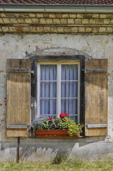 Blumenkasten am Fenster im Kraeutergarten des ehemaligen Frauenklosters Inzigkofen