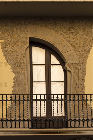 Kunstvoll mit Pflanzen verziertes Fenster im Stil des el Modernisme del sud