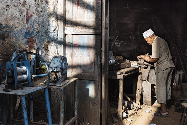 Handwerker in Metallwerkstatt