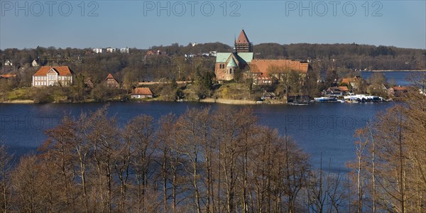 Schoene Aussicht auf Ratzeburg mit dem Domsee und dem Dom