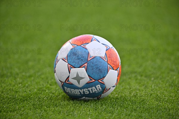 Spielball adidas Derbystar auf Rasen