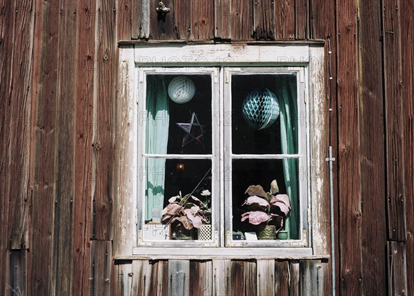 Altes Holzfenster mit allerlei Krimskrams