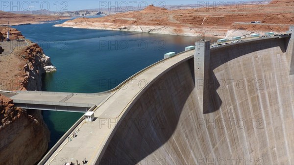 Hydroelectric and river regulation dam with reservoir