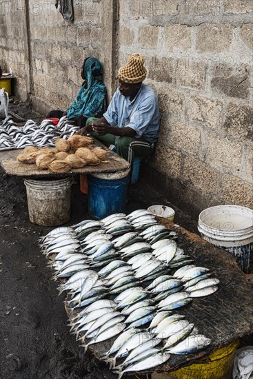 Fischhaendler am Fischereihafen