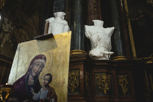 Shrouded statues at the funeral of Oleg Yashchishin