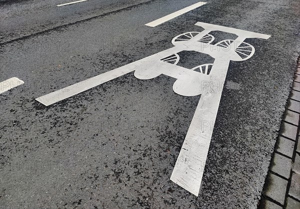 Stilisiertes Foerdergeruest der Zeche Zollverein als Wegweiser zum Parkplatz auf der Strasse