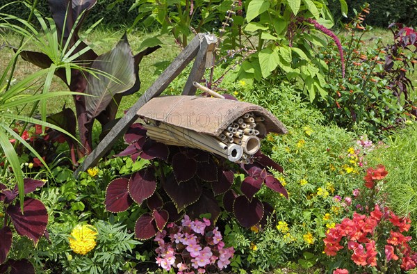 'Bug hotel' made from tile and hollow stems