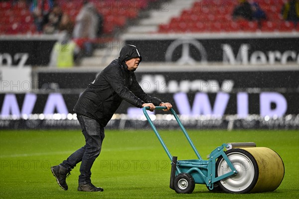 Nach Starkregen pressen Greenkeeper das Wasser mit Wasserwalzen aus dem Rasen