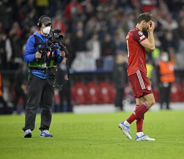 Kameramann filmt Enttaeuschung bei Leon Goretzka FC Bayern Muenchen FCB