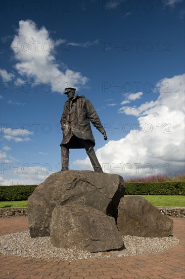 Memorial statue