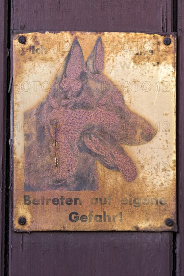 Altes rostiges Warnschild mit Schaeferhund