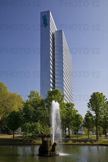 The Dreischeibenhaus and the Jroener Jong fountain in the Hofgarten