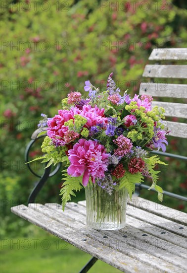 Colourful bouquet in red