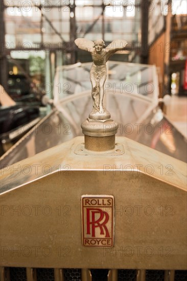 Bonnet ornament