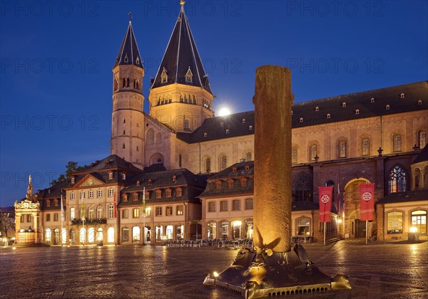 The high St. Martin's Cathedral and Heunensaeule on the market square