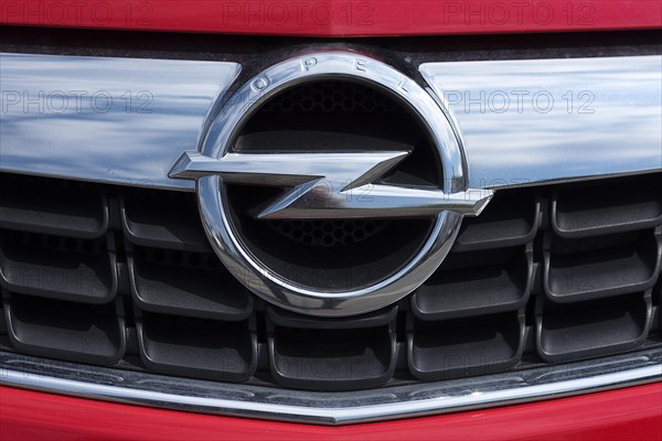 Autozeichen der Firma Opel