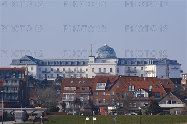 Ortsansicht mit Strandhotel