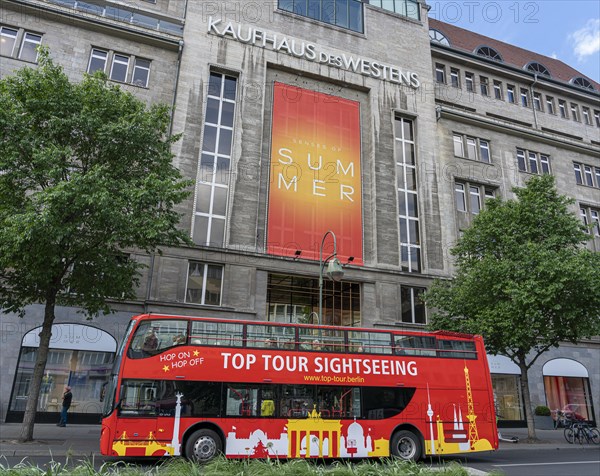 Sightseeing bus in front of the entrance to KadeWe