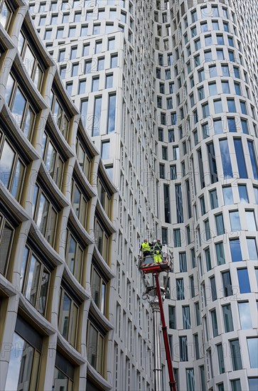 Maintenance work on the lantern in front of the Upper West high-rise