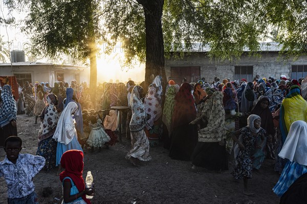 Frauen tanzen bei Hochzeitsfeier