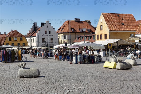 Weekly market with tourists in the pedestrian zone