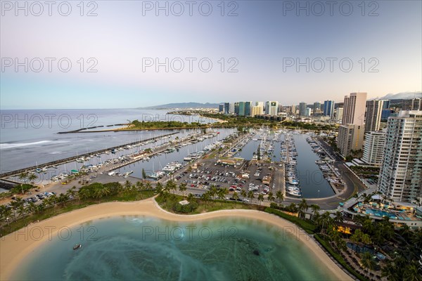 Morning atmosphere at the Ala Wai boat harbour with a view over Waikiki to Honolulu