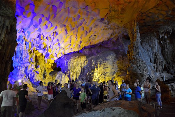 Hang Sung Sot Cave